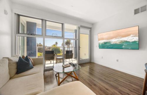 Downtown Apartment | Santa Monica Seaside Haven! Ocean Views, Beach Steps Away and Creative Vibes