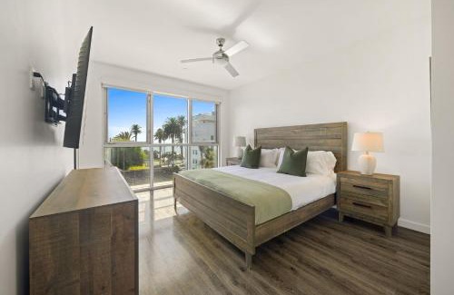 Downtown Apartment | Santa Monica Seaside Haven! Ocean Views, Beach Steps Away and Creative Vibes