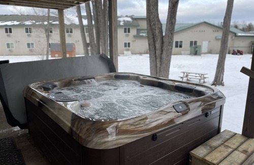 Christmas Apartment | Santa's Shack Downstairs - shared hot tub access