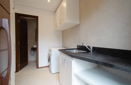 Praia do Rosa House | Santi Sabai Ibira - Um Refúgio às Margens da Lagoa