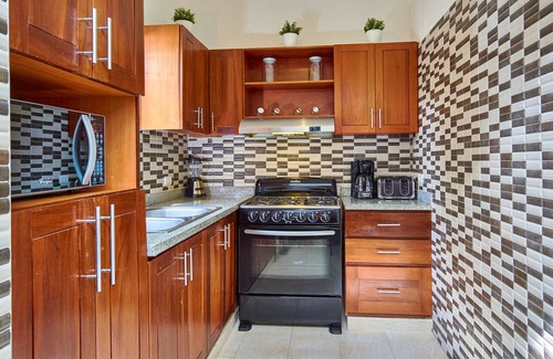 Gascue Villa | Santo Domingo Colonial 8-Bedroom Villa with Private Pool ✔️
