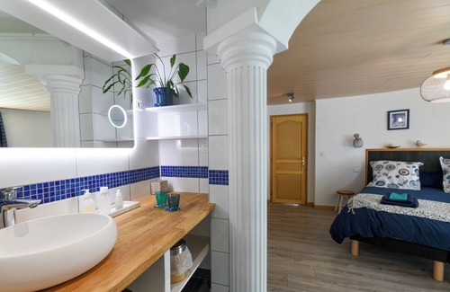 Montreuil House | Santorini bed and breakfast with terrace and swimming pool