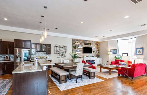 Washington Ave./ Memorial Park House | Santorini; Pets OK, Free Parking; near downtown/Galleria
