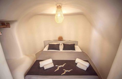 Vourvoulos Hotel | Santorini Villas