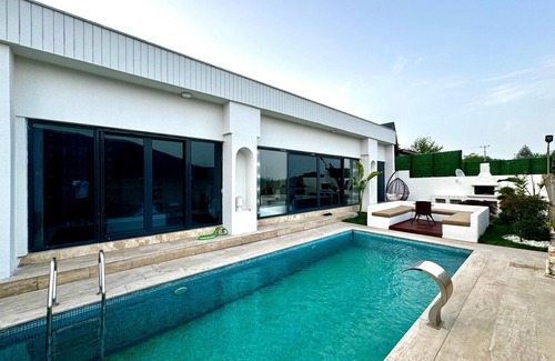 Sapanca Villa | Sapanca 2+1 Heating Pool-Conservative-Fireplace-Jacuzzi-6 Person Holiday Villa