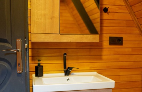 Sapanca Villa | Sapanca 2+1 Isıtmalı Havuz-Jakuzi 5 Kişilik Bungalov