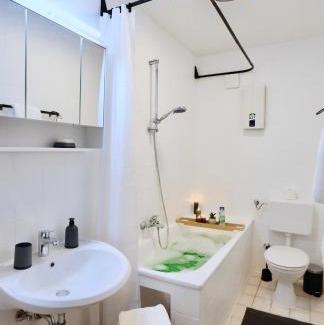 Frohnhausen Apartment | SAPPHIRE APARTMENT: FREE PARKING + NETFLIX + BATHTUB