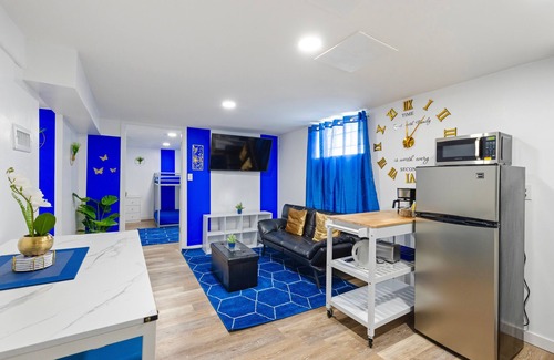 Old Brooklyn House | Sapphire Haven: Charm & Cozy 1BR Private Basement Retreat | Laundry & Safe Location 8 Min To Airport