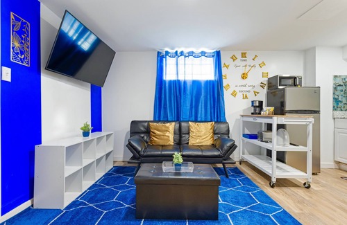 Old Brooklyn House | Sapphire Haven: Charming 2BR Private Basement Retreat | Laundry & Safe Location 8 Min To Airport