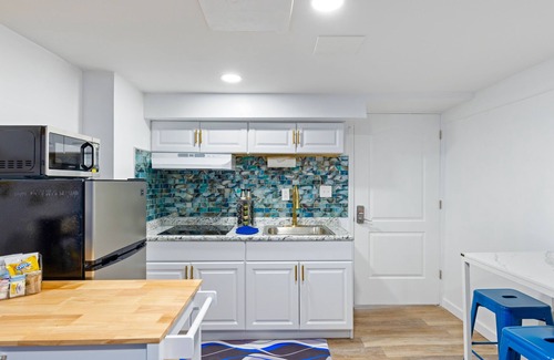 Old Brooklyn House | Sapphire Haven: Charming 2BR Private Basement Retreat | Laundry & Safe Location 8 Min To Airport