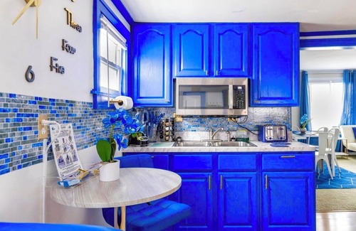 Old Brooklyn House | Sapphire Haven: Charming 1BR Upper Unit Retreat | Laundry, Parking, Safe Location 8 Min to Airport