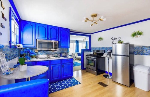 Old Brooklyn House | Sapphire Haven: Charming 1BR Upper Unit Retreat | Laundry, Parking, Safe Location 8 Min to Airport