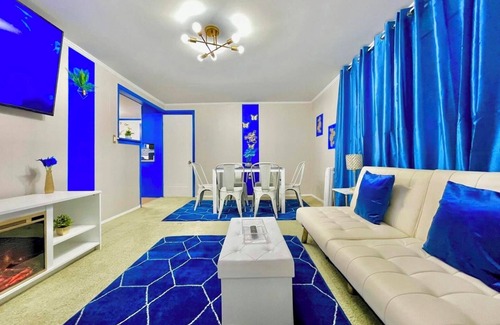 Old Brooklyn House | Sapphire Haven: Spacious Family 6BR Triplex | Laundry, Parking, Safe Location 8 Min to Airport