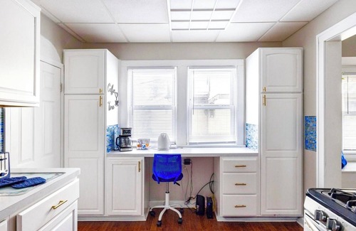 Old Brooklyn House | Sapphire Haven: Spacious Family 6BR Triplex | Laundry, Parking, Safe Location 8 Min to Airport
