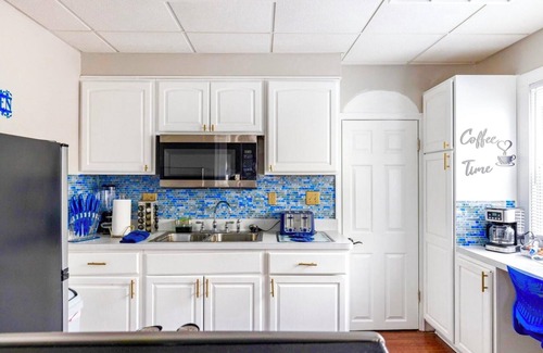 Old Brooklyn House | Sapphire Haven: Spacious Family 6BR Triplex | Laundry, Parking, Safe Location 8 Min to Airport