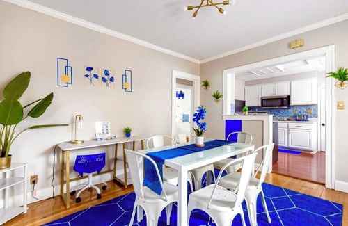 Old Brooklyn House | Sapphire Haven: Spacious 1BR Lower Unit Retreat | Laundry, Parking & Safe Location 8 Min To Airport