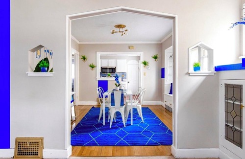 Old Brooklyn House | Sapphire Haven: Spacious 1BR Lower Unit Retreat | Laundry, Parking & Safe Location 8 Min To Airport