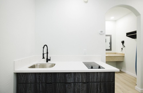 Deer Park Hotel | Sapphire Inn and Suites
