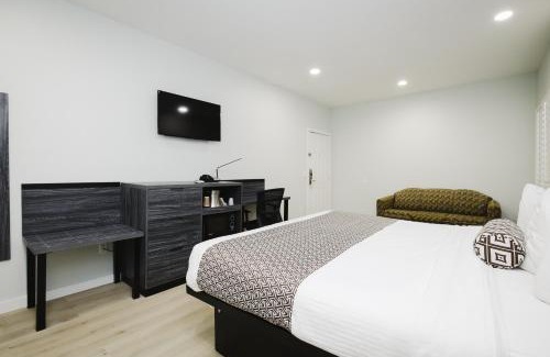 Deer Park Hotel | Sapphire Inn & Suites
