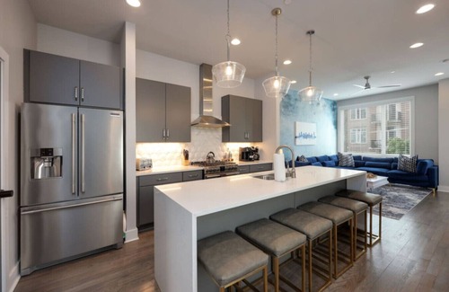 Hillsboro West End Apartment | Sapphire Loft - 4 Bdrm/4.5 Bath - Rooftop Patio