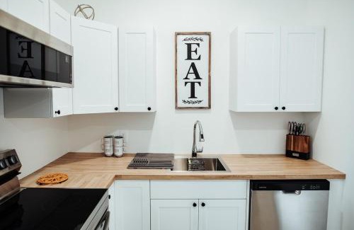 Kamloops House | Sapphire Lux Queen Suite