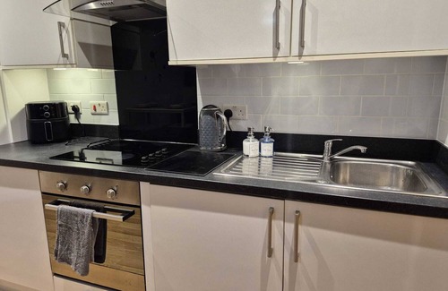 Basingstoke Apartment | Sapphire Luxe - Basingstoke. Sleeps 4 * Free Parking * Fully Equipped