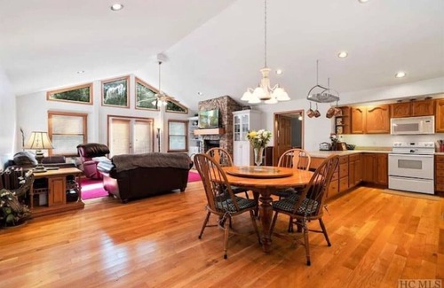 Sapphire House | Sapphire Mountain Secluded Hideaway