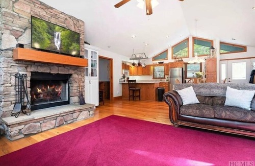 Sapphire House | Sapphire Mountain Secluded Hideaway