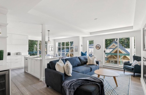 Upper Village House | ❄︎Sapphire Retreat❄︎ | 2.5 BR Ski out & Hot Tub | Luxury Family Townhome