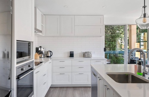 Upper Village House | ❄︎Sapphire Retreat❄︎ | 2.5 BR Ski out & Hot Tub | Luxury Family Townhome