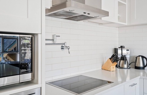 Upper Village House | ❄︎Sapphire Retreat❄︎ | 2.5 BR Ski out & Hot Tub | Luxury Family Townhome