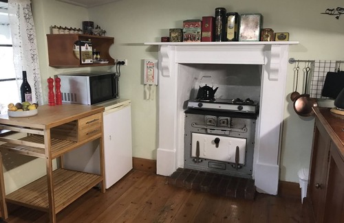 Penola Cottage | Sarah's Cottage Penola: Charming colonial stone cottage, WiFi AC Fire Spa BBQ