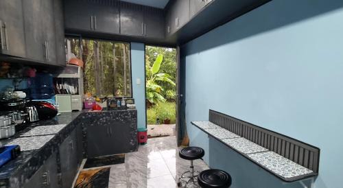 Clarin Bed & Breakfast | Sarah's Garden BnB & BnB Spa Family room with livingroom