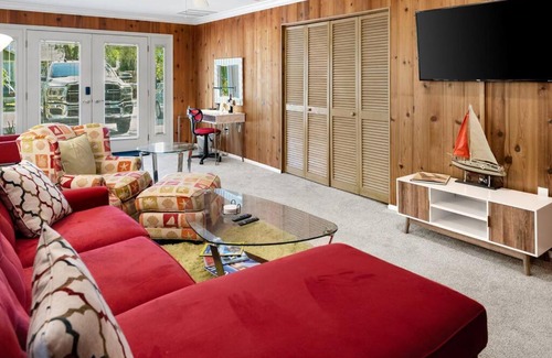 Ridge Wood Heights Apartment | Sarasota Bungalow 10 Minutes from Siesta Beach