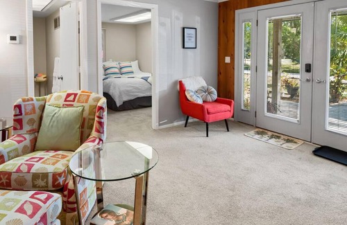 Ridge Wood Heights Apartment | Sarasota Bungalow 10 Minutes from Siesta Beach