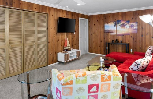 Ridge Wood Heights Apartment | Sarasota Bungalow 10 Minutes from Siesta Beach