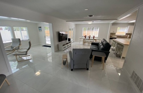 Indian Beach Sapphire Shores House | Sarasota Home Calm and Sunny in Sapphire S, 13 min. to Lido Key and 7 to Airport