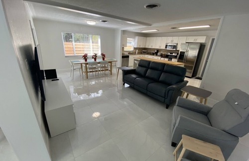 Indian Beach Sapphire Shores House | Sarasota Home Calm and Sunny in Sapphire S, 13 min. to Lido Key and 7 to Airport