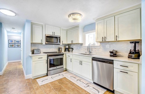 Bayou Oaks House | Sarasota Home w/Screened Porch, Walk To Zoo!
