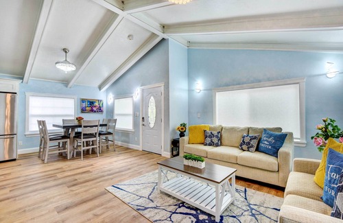 Bayou Oaks House | Sarasota Home w/Screened Porch, Walk To Zoo!