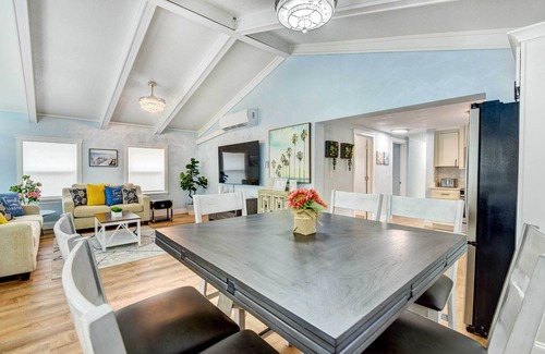 Bayou Oaks House | Sarasota Home w/Screened Porch, Walk To Zoo!