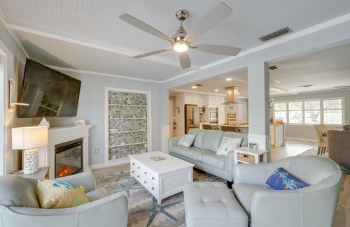 Gulf Gate Estates House | Sarasota Home with Pool 4 Mi to Siesta Key Beach!