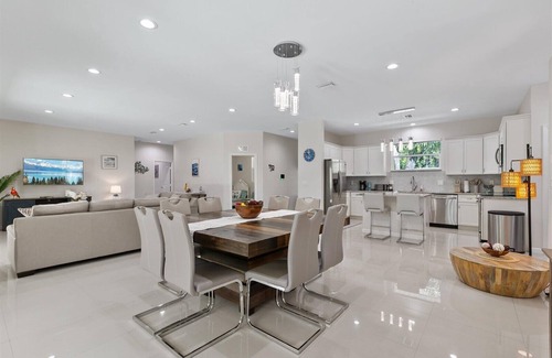 Bayou Oaks House | Sarasota House, A Perfect Beach Getaway! Spacious 4-bedroom house & Pool !