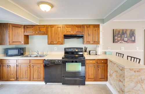 Saratoga Springs Apartment | Saratoga Springs Apartment 1/2 Mi to Downtown
