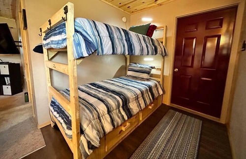 Bergland House | Sarge’s Cabin ~ Close to Trails 8 and 13!