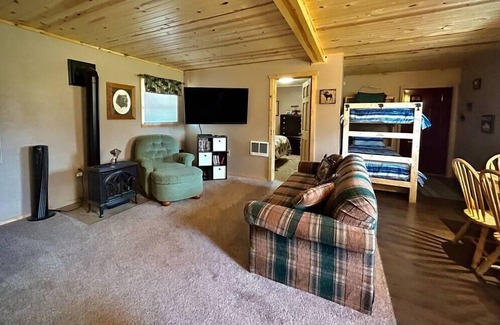 Bergland House | Sarge’s Cabin ~ Close to Trails 8 and 13!