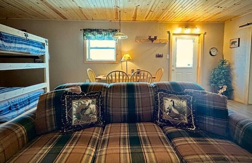 Bergland House | Sarge’s Cabin ~ Close to Trails 8 and 13!