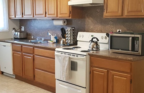 Sarnia House | Sarnia's Central Six - BIG 6 BR/2 BA w/patio & BBQ