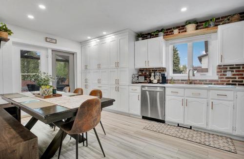 Saskatoon House | Saskatoon 5 bedroom-Big Gatherings-Patio-BBQ-Games Room