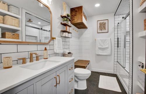 Saskatoon House | Saskatoon 5 bedroom-Big Gatherings-Patio-BBQ-Games Room